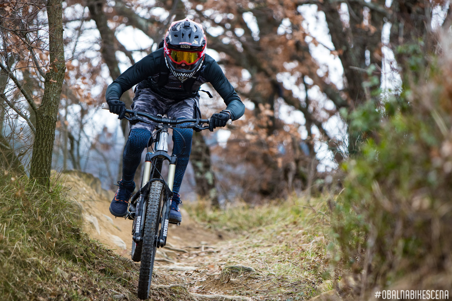 Enduro spust z gorskim kolesom po gozdni poti nad Koprom