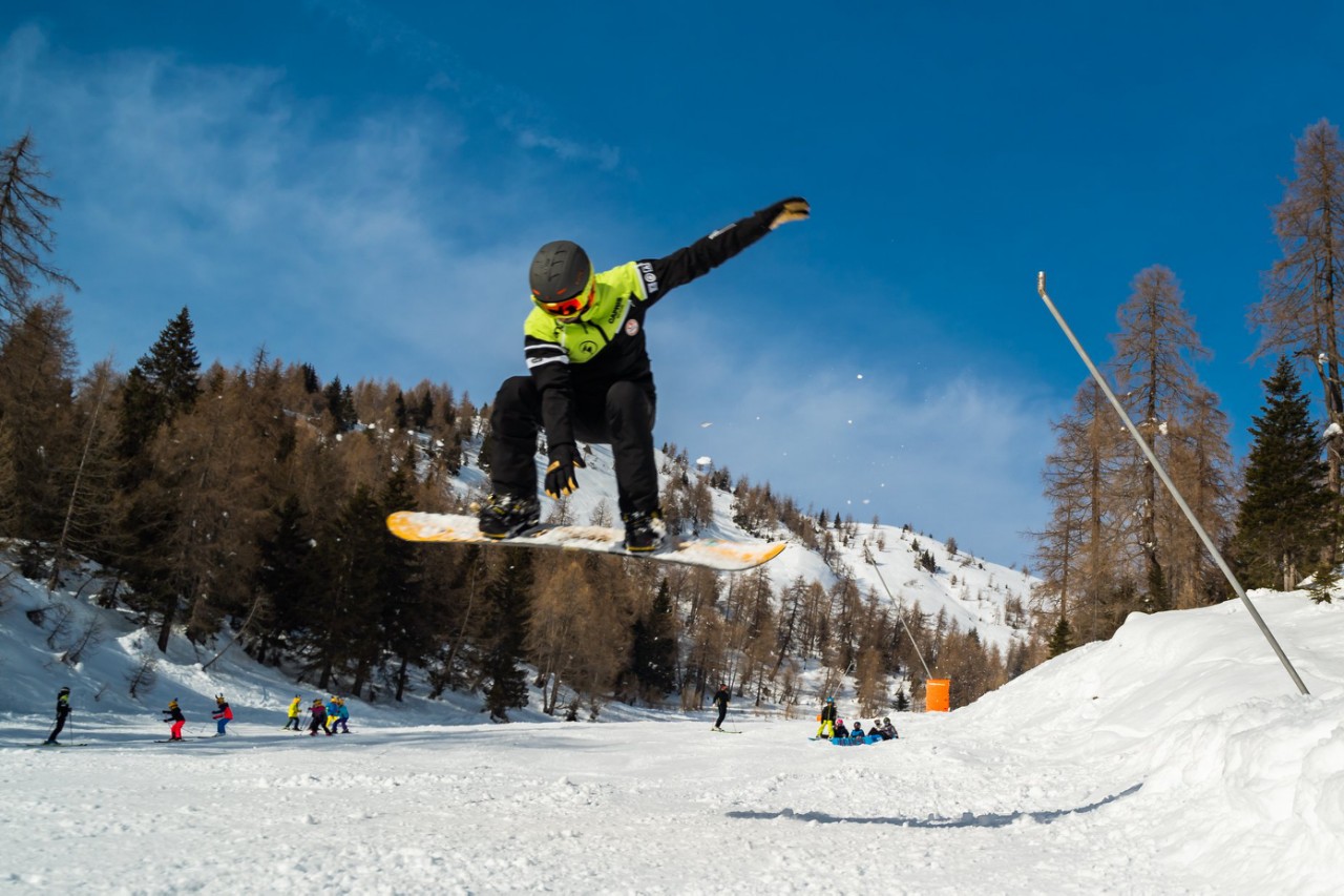 Denis Čurčić med snowboard skokom — disciplina in obvladovanje tveganja